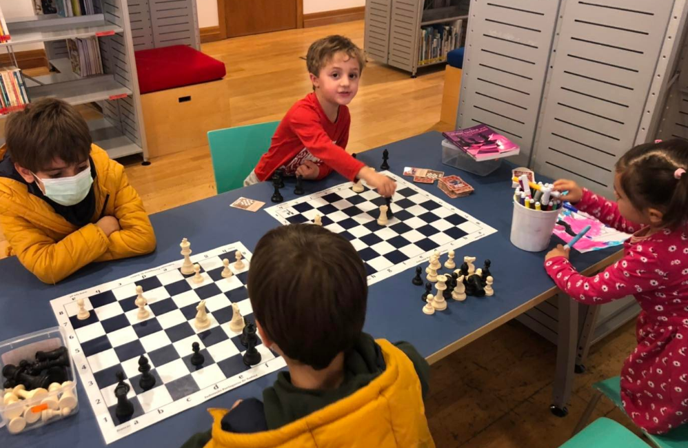 Muralhinha das Torrinhas em construção na Biblioteca Munic...